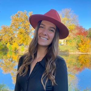 Meet your Posher, Holly